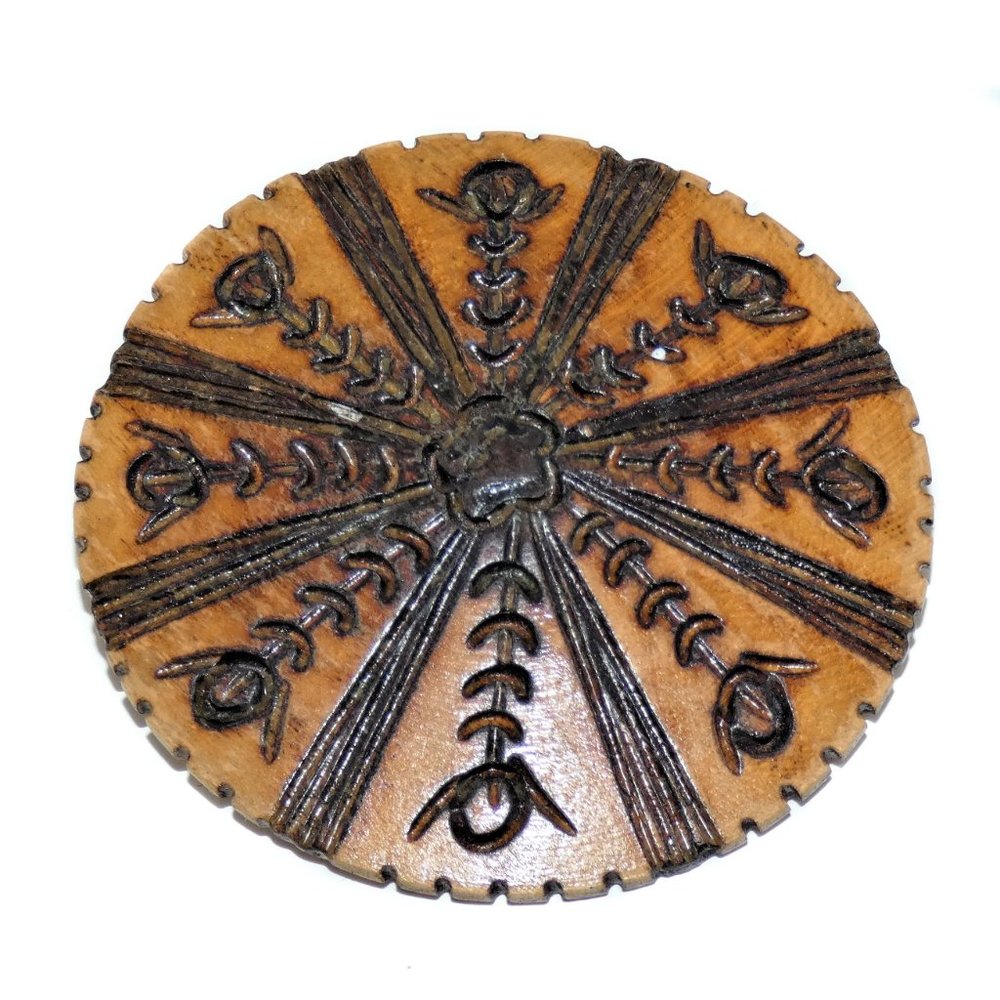 Vintage Carved Wood Hand Painted Pin Brooch Circle - Picture 2 of 4